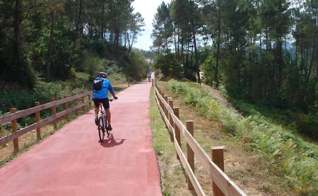 Langzaam naar beneden fietsen over de Ecopista